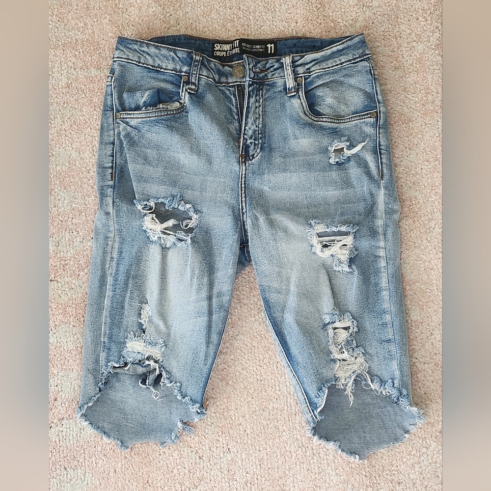 Stylish Capris: Trendy Ripped Skinny Jeans for a Fashion-forward Look